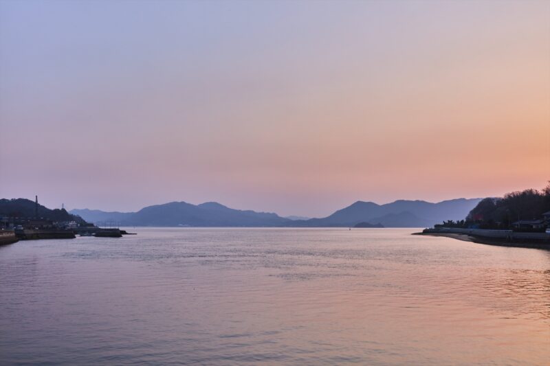 夕景が染める瀬戸内の海