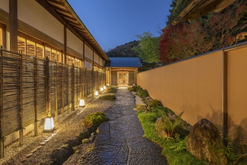 静寂に包まれる迎えの径