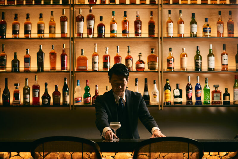 静かに酔うバーラウンジ