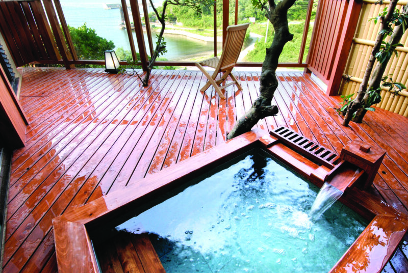 桧の露天風呂／貸切スペース「潮風」