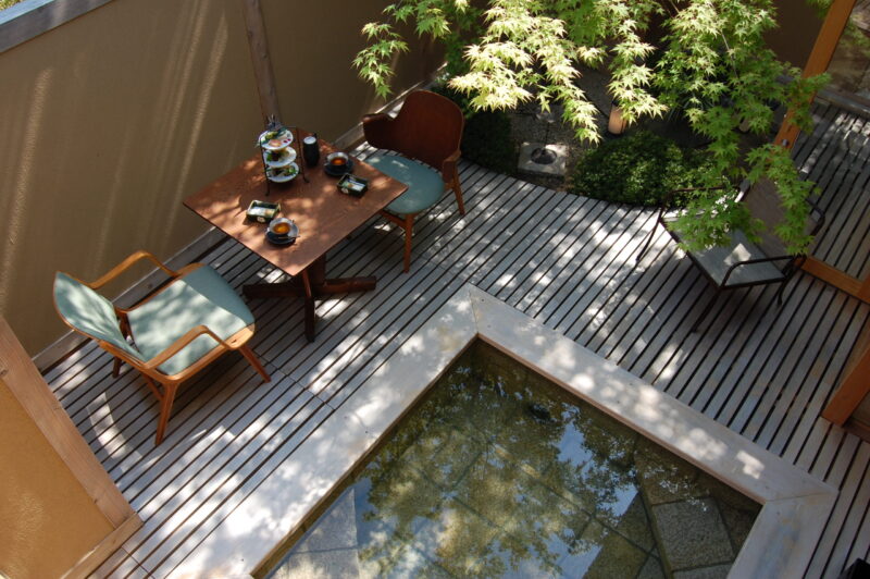 湯に語らう、“安庵”のテラス