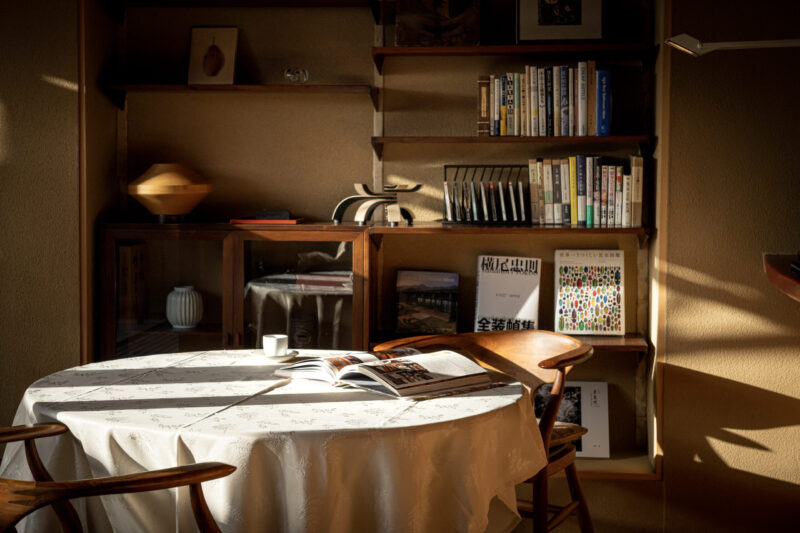 本に囲まれる離れのリビング