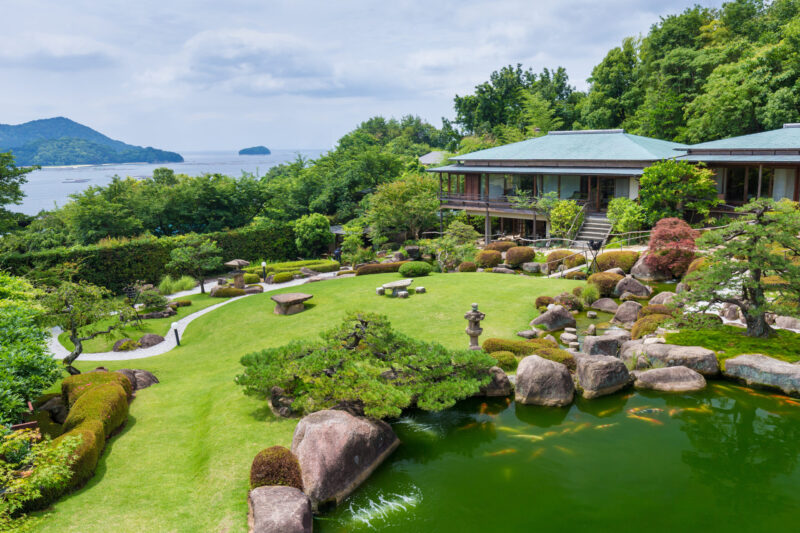 宮島と瀬戸を望む、緑の庭園