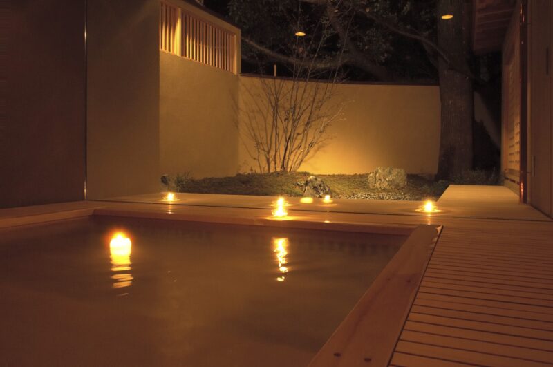 庭園を眺める、貸切風呂「蓬莱亭」