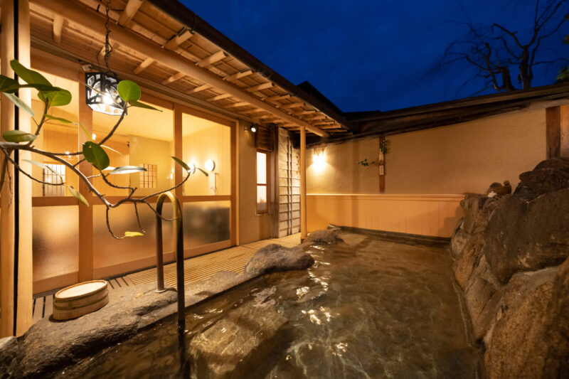 月明かりに照らされる、やさしい露天風呂