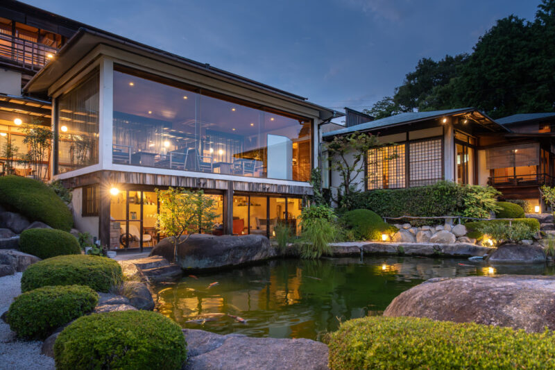 ラウンジと、静寂を宿す床下サロン