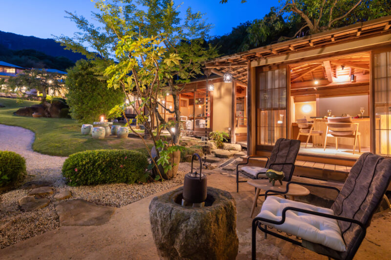 影と灯りの、小さなバー