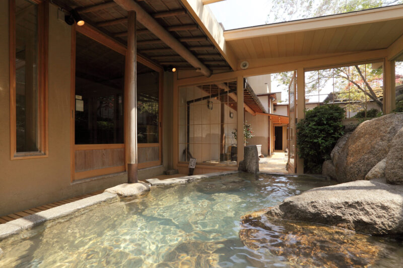 光に包まれる、岩風呂