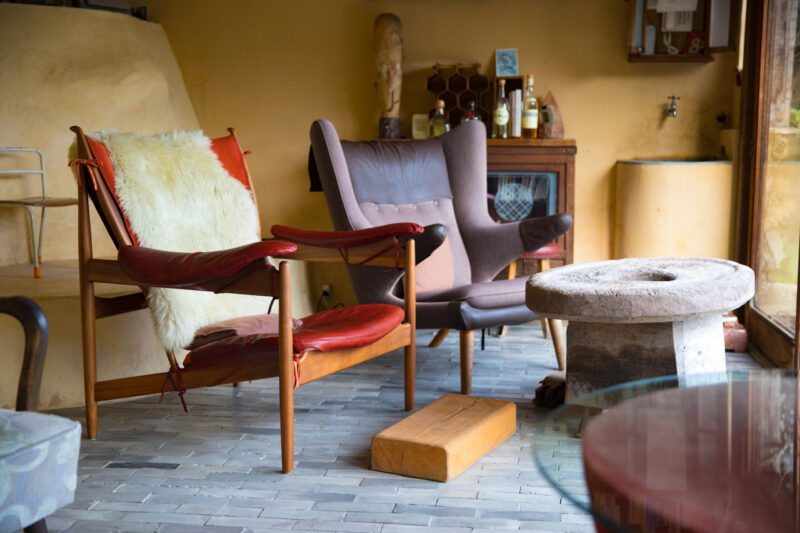 手に触れたくなる家具