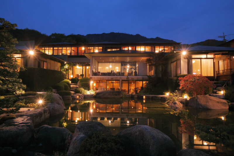 夕景に浮かぶ石亭