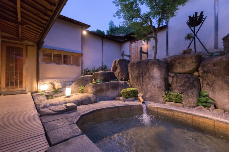 岩と空を仰ぐ、露天風呂