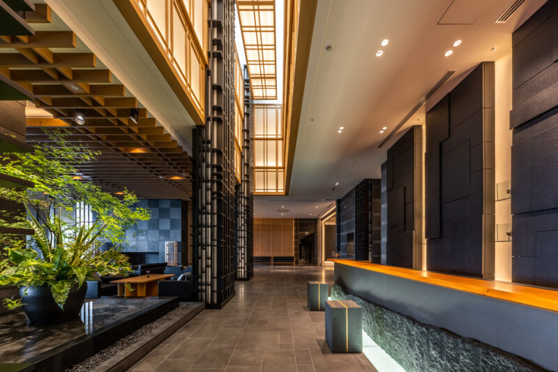 光と静寂が迎える、海辺のロビー