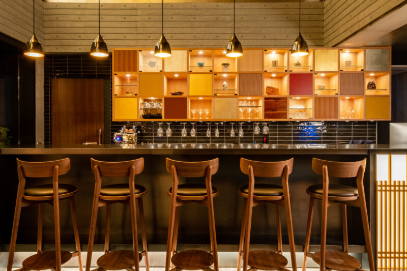 夜のバーカウンター