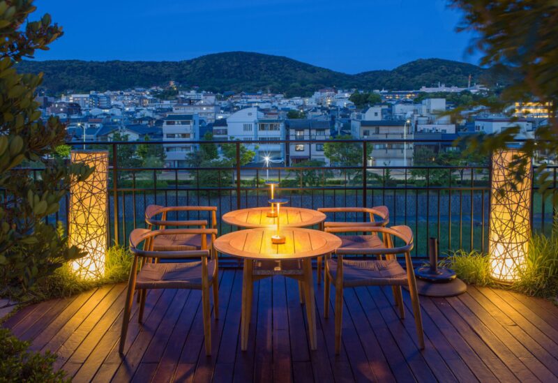 灯りがともる、夕暮れの庭