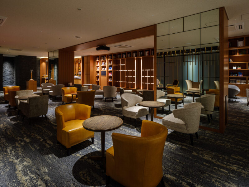 静けさと気品に満ちる、寛ぎのラウンジ