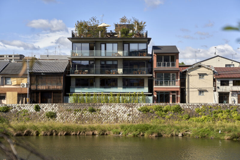 鴨川のほとりに佇む、静かな隠れ家
