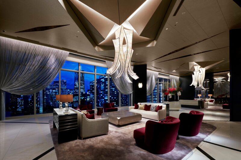 スカイロビーから始まる、非日常の物語