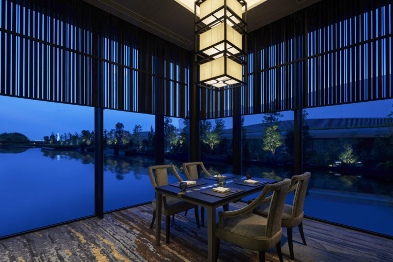 水庭を望む、和の趣が息づく静謐空間