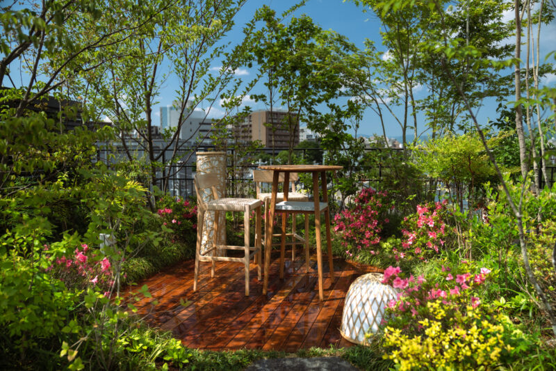 花と緑に囲まれた、屋上の一角