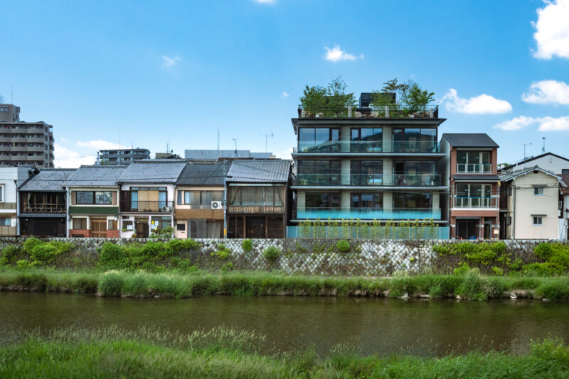 鴨川越しに望むホテル